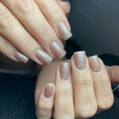 کاشت ناخن فاطمه منوریان در شهرک ولیعصر تهران