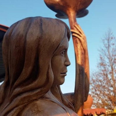 مجسمه سازی قو در سرخ رود