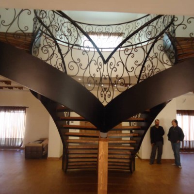 ساخت پله گرد فلزی و بتنی بابایی در بابلسر