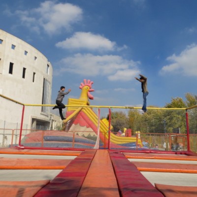 اسباب بازی ترامپولین طلایی در اصفهان